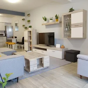 Spacious With Private Parking Pula